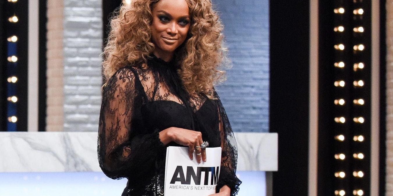 Tyra Banks holding card in America's Next Top Model