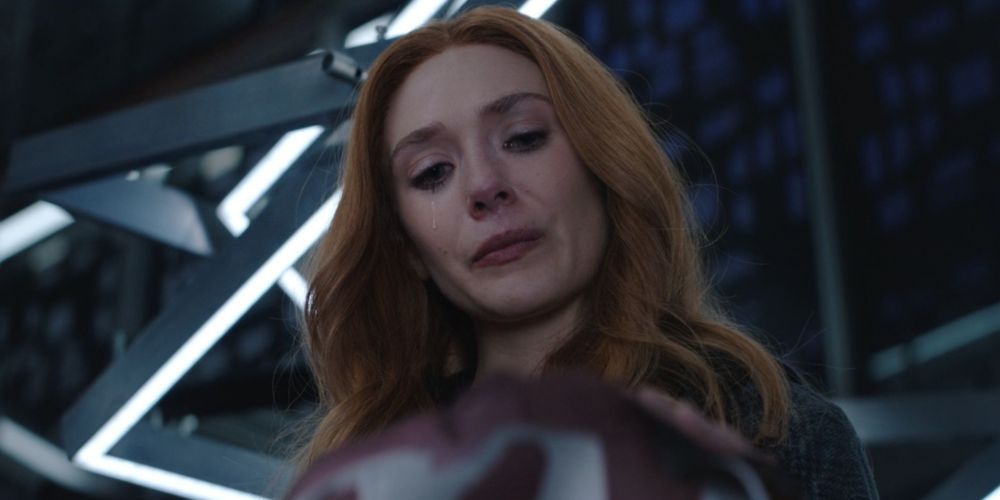 Elizabeth Olsen's Wanda Maximoff crying while looking at the body of Vision in WandaVision