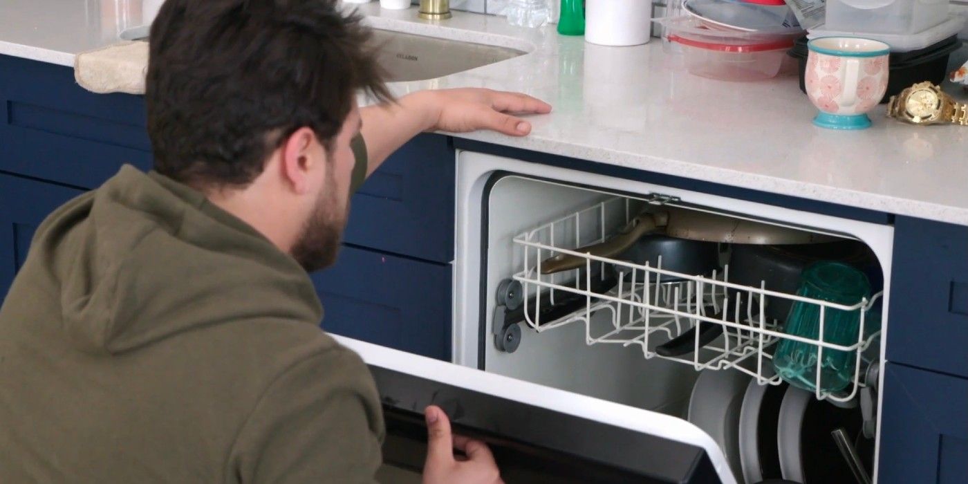 Zied Hakimi Dishwasher zied looks into his dishwasher