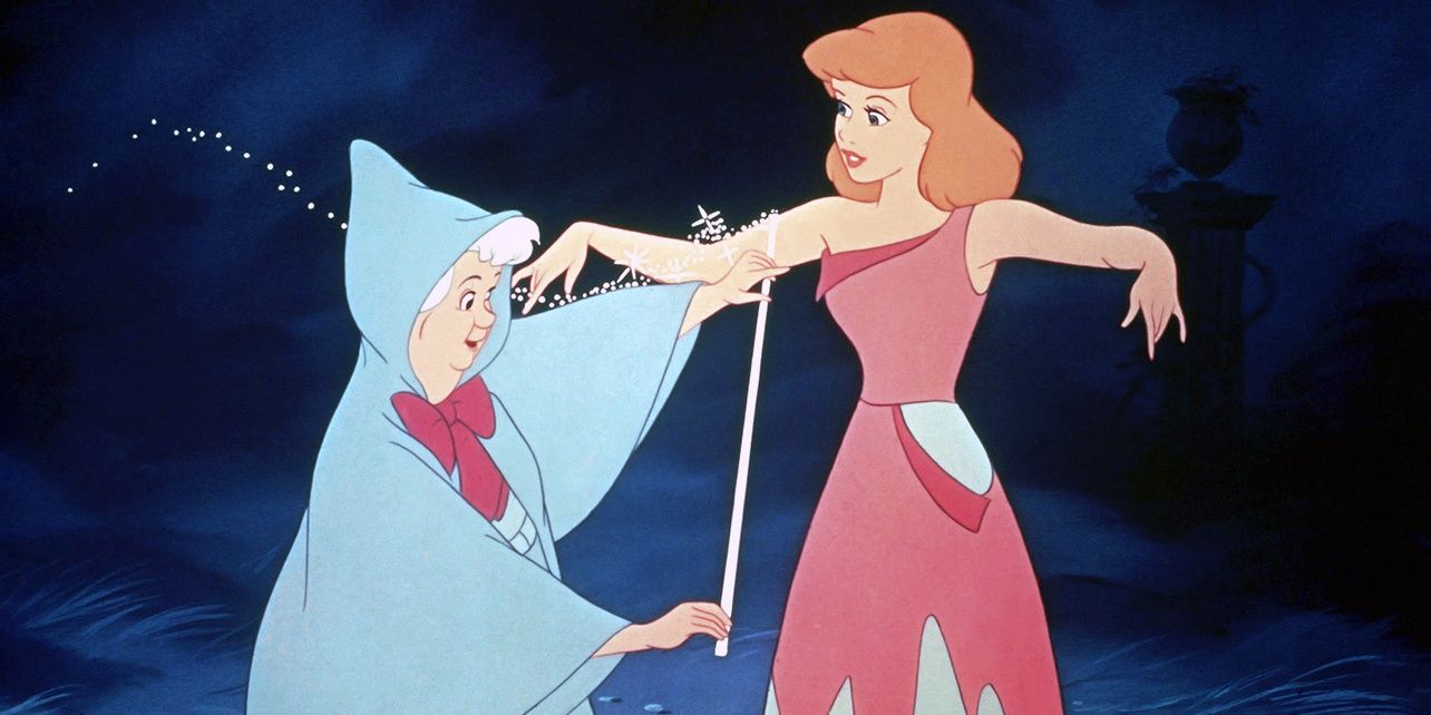 A fada madrinha mede Cinderela para seu novo vestido em Cinderela da Disney
