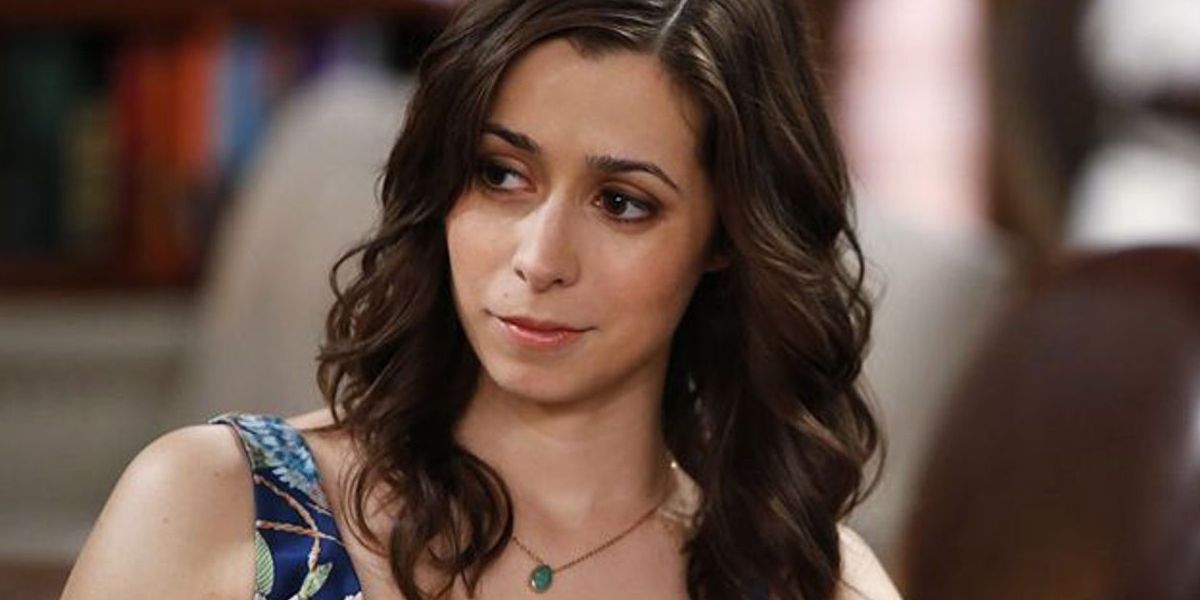 Cristin Milioti in HIMYM looking to the side whilst sitting
