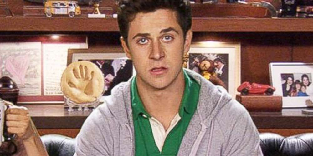 David Henrie from How I Met Your Mother staring into camera