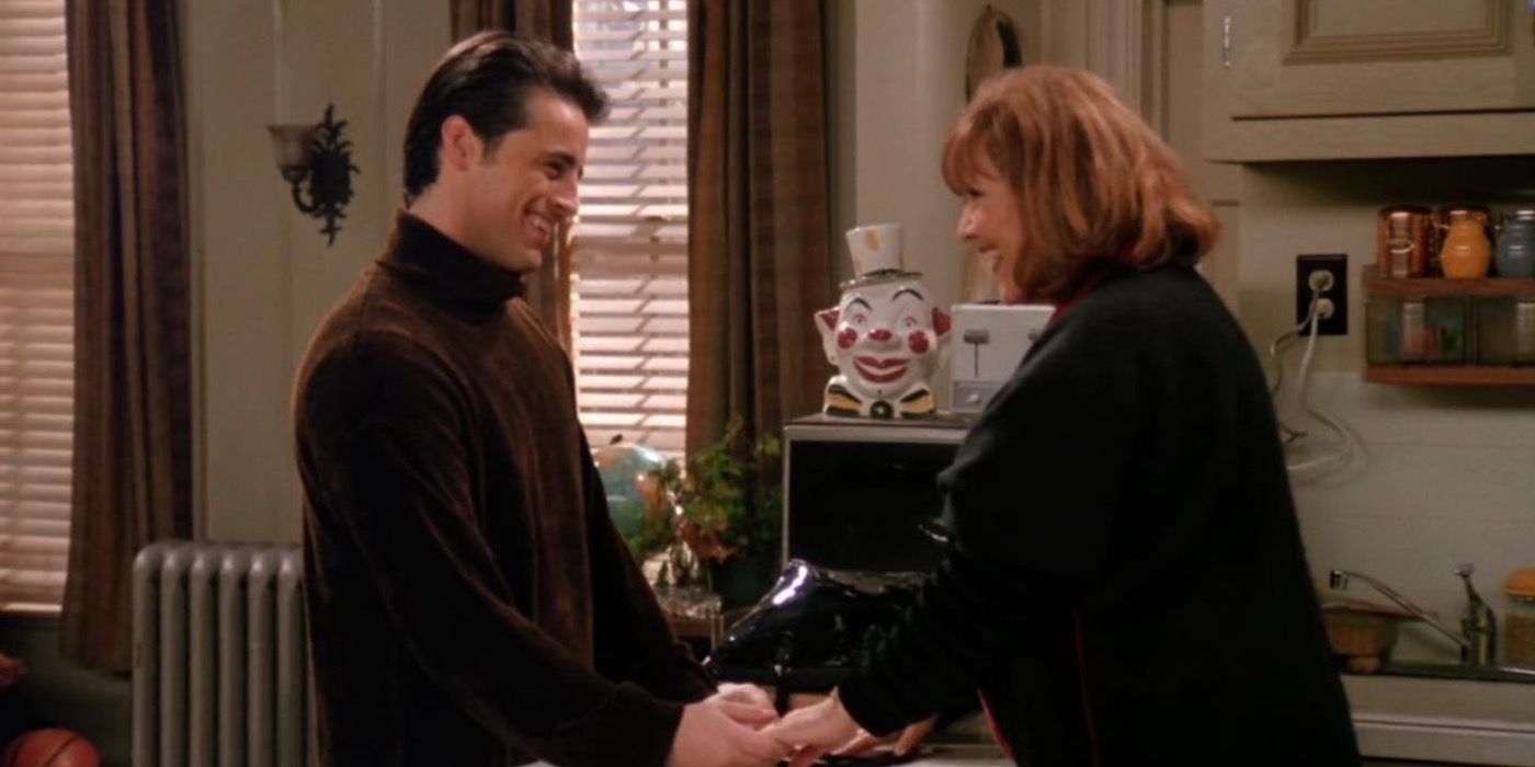 Joey and his mom in his apartment in Season 1.