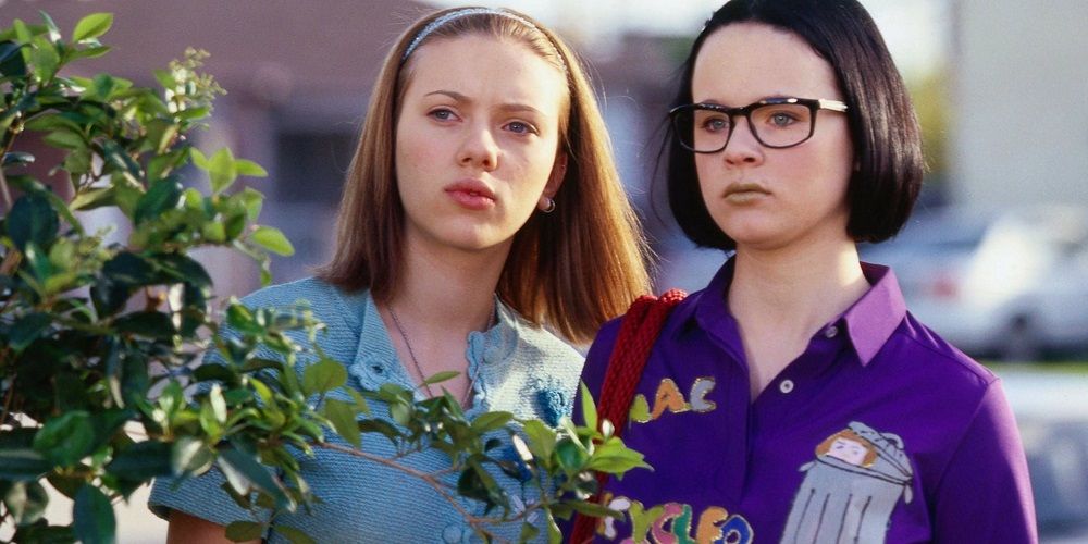 Rebecca and Enid hide behind bushes in Ghost World