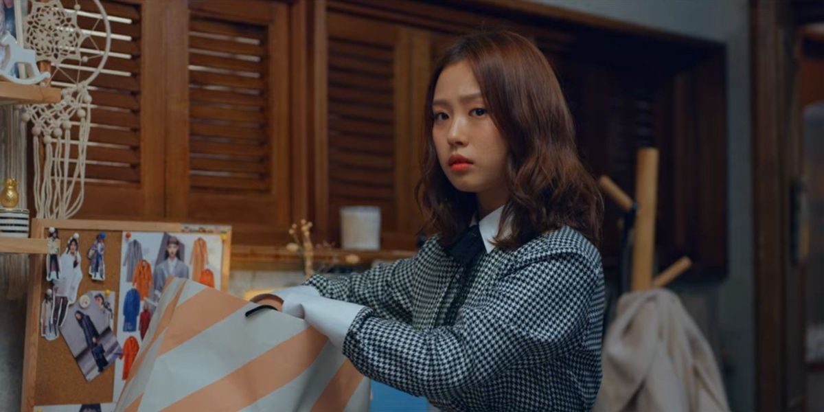 Gul-mi packing her things in Love Alarm season 2