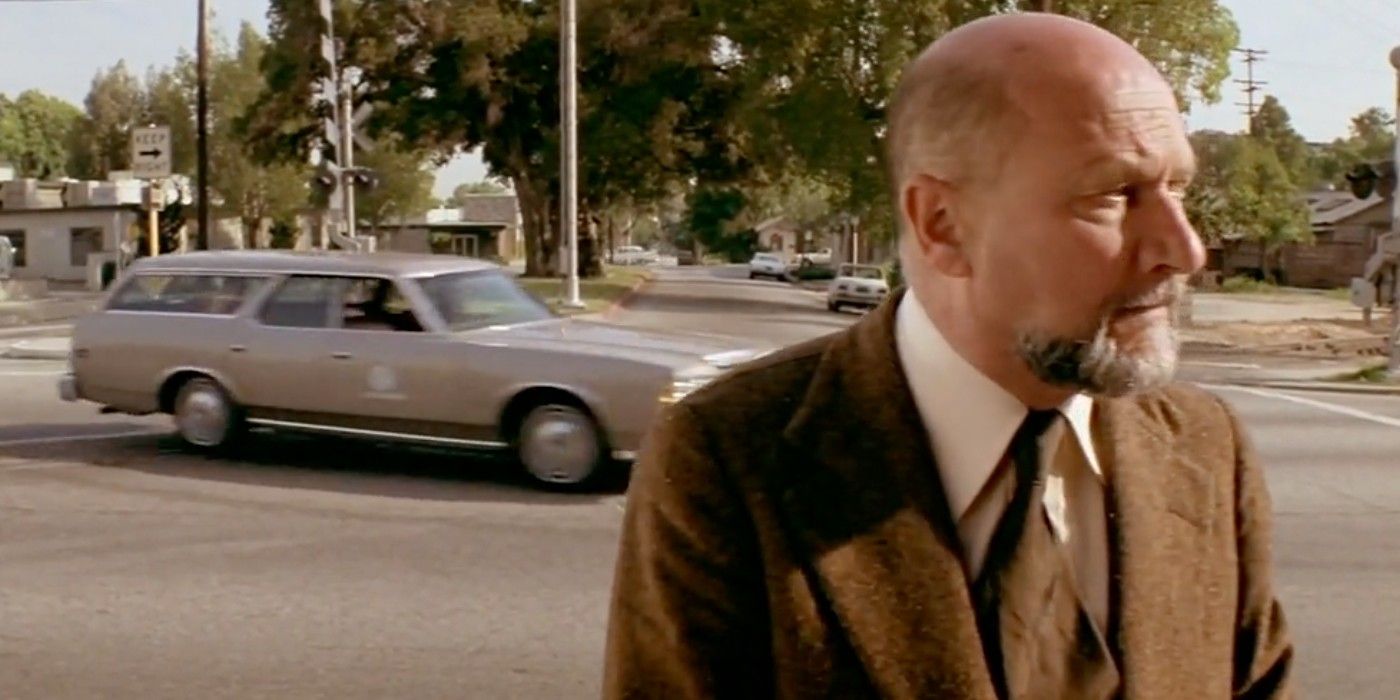 Dr. Loomis in front of his car in Halloween
