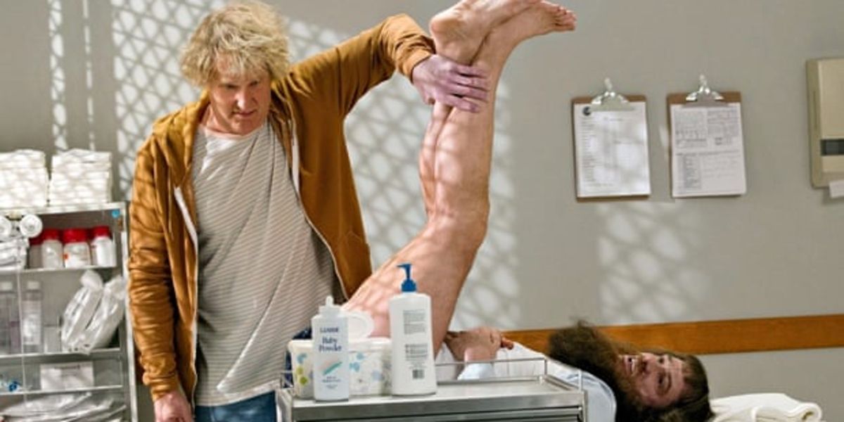 Harry Dunne (Jeff Daniels) inspecting Lloyd Christmas (Jim Carrey) at the hospital in Dumb and Dumber To