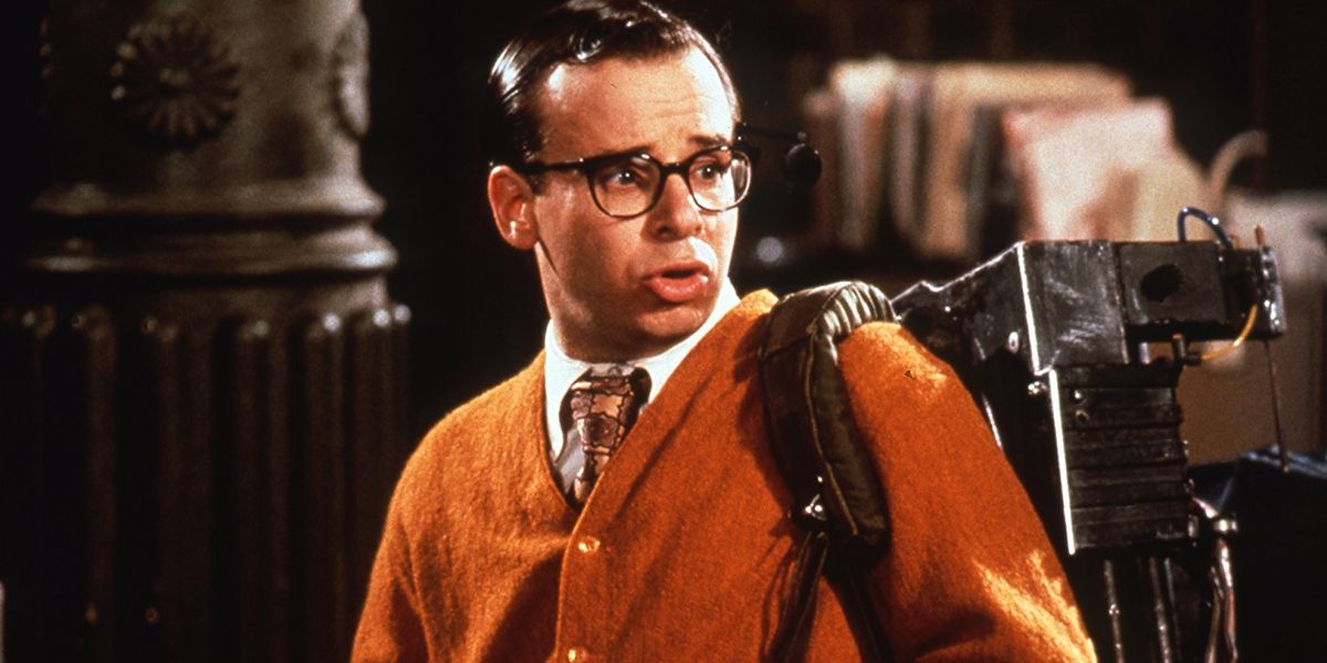 Louis Tully Rick Moranis in Ghostbusters 2 looking off to the side and speaking, looking worried.