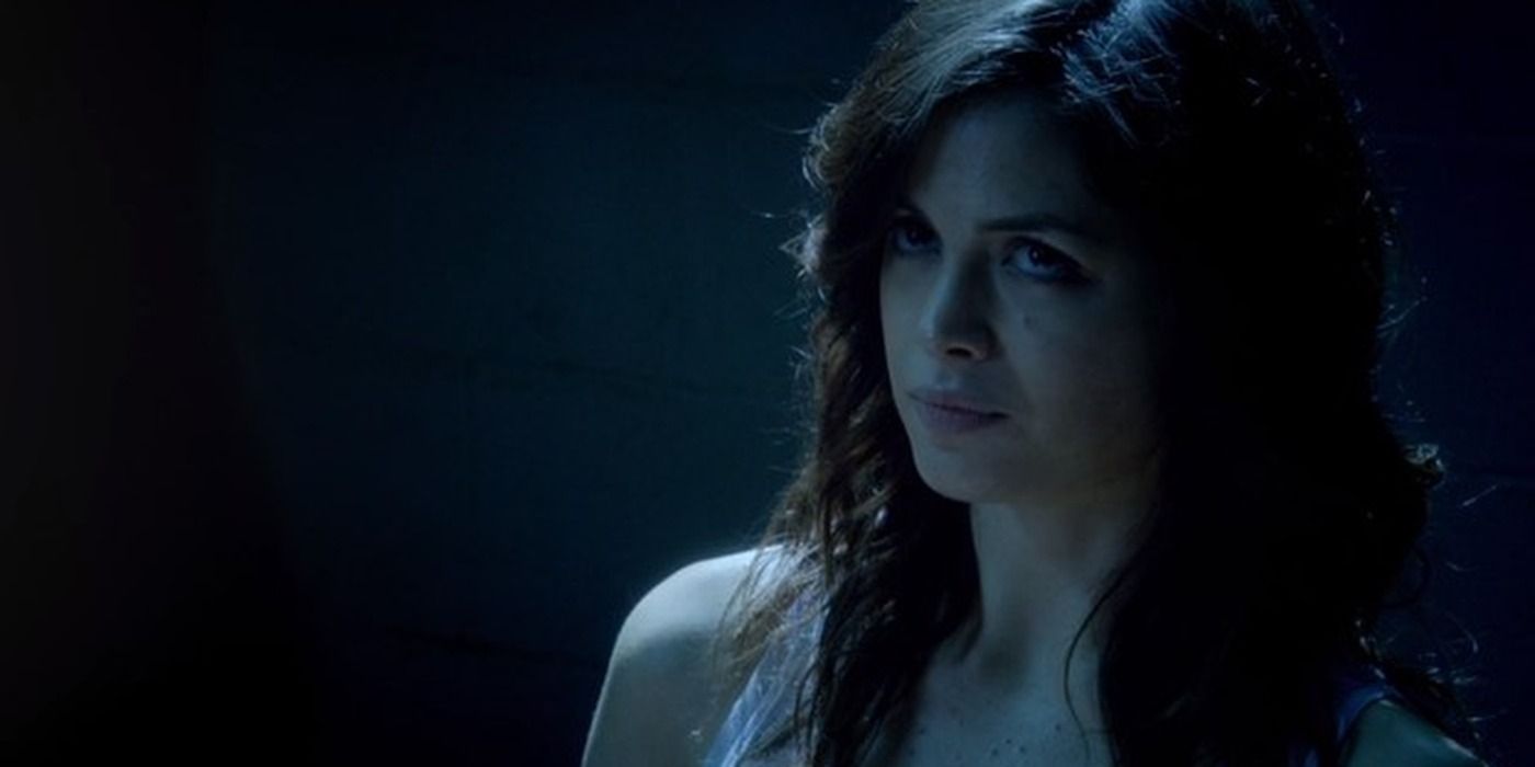 A serious-looking Kelly in a dark room in Hawaii Five-0
