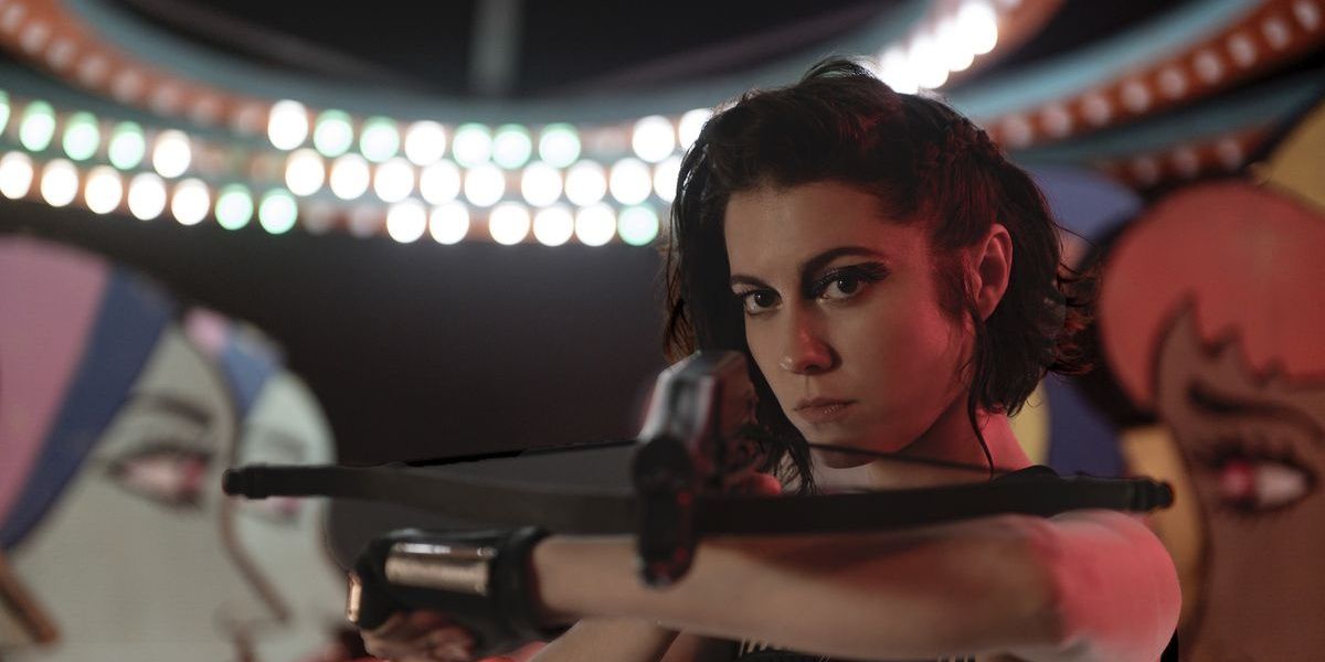 Huntress aiming her crossbow.