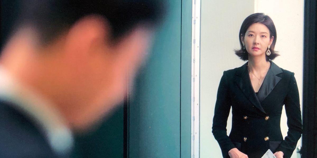 Mi-mi looking at her husband in Love Alarm season 2