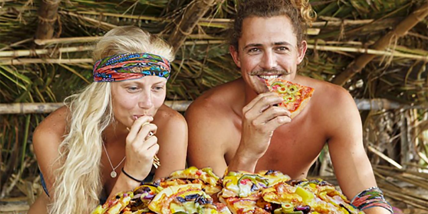Concorrentes comem pizza como parte de uma recompensa no Survivor