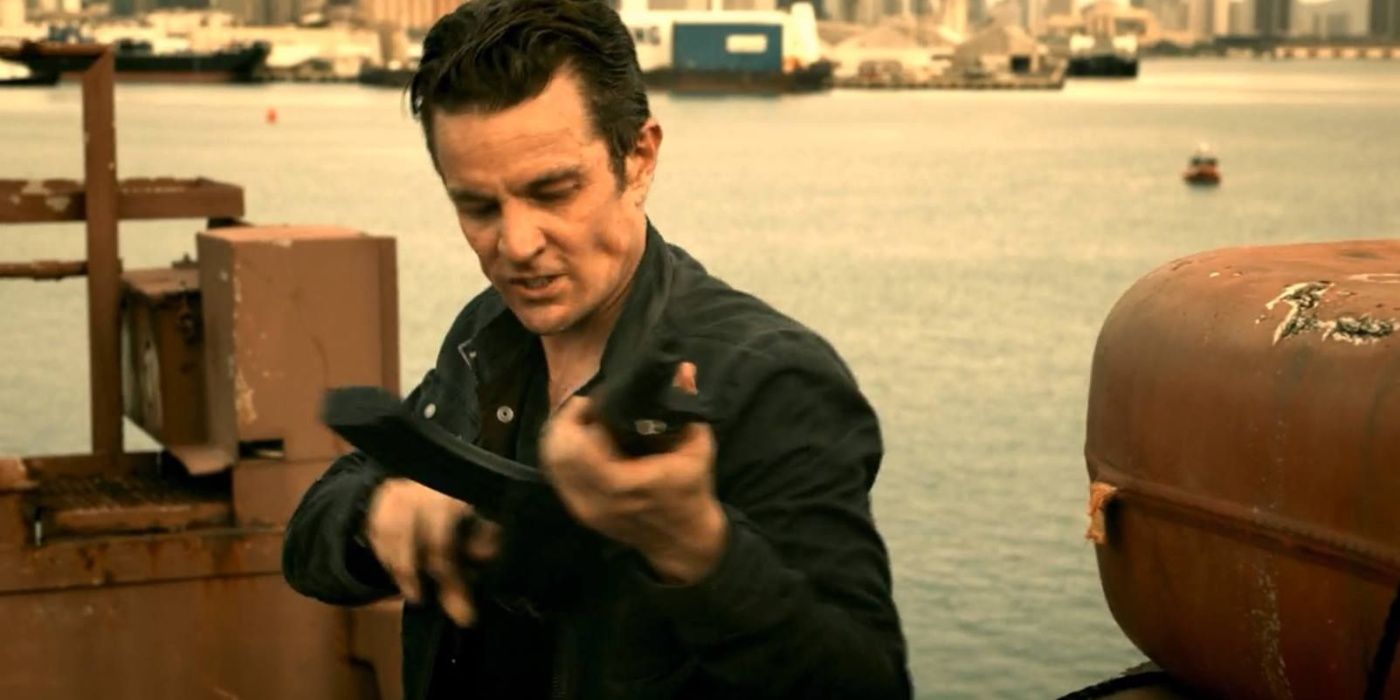 James Marsters' Victor Hesse holding a gun in Hawaii Five-0