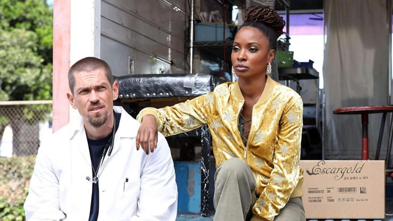 Veronica leans on Kevin in Shameless