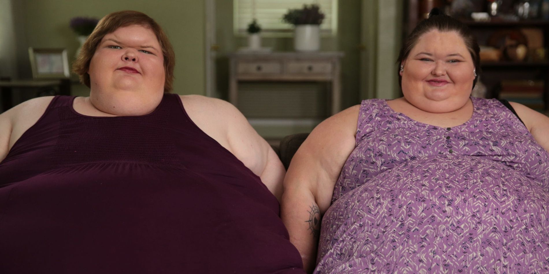 Amy and Tammy Slaton 1000-lb Sisters sitting next to each other