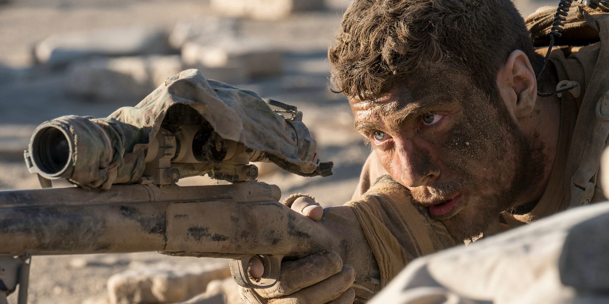 Aaron Taylor-Johnson aiming a rifle in The Wall (2017)