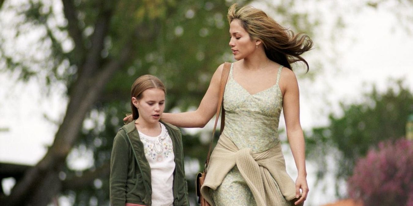 Une vie inachevée Jennifer Lopez dans le rôle de Jean, marchant avec sa fille