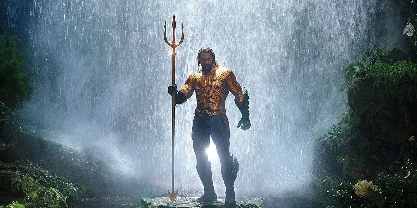 Arthur holding triton in 2018's Aquaman