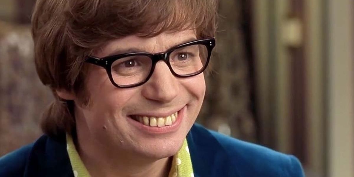 Austin smiling with yellow teeth in Austin Powers franchise 