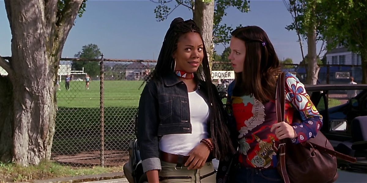 Brenda and Cindy in high school parking lot in Scary Movie