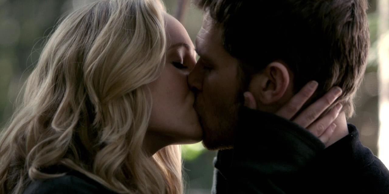 Caroline kisses Klaus in The Vampire Diaries.