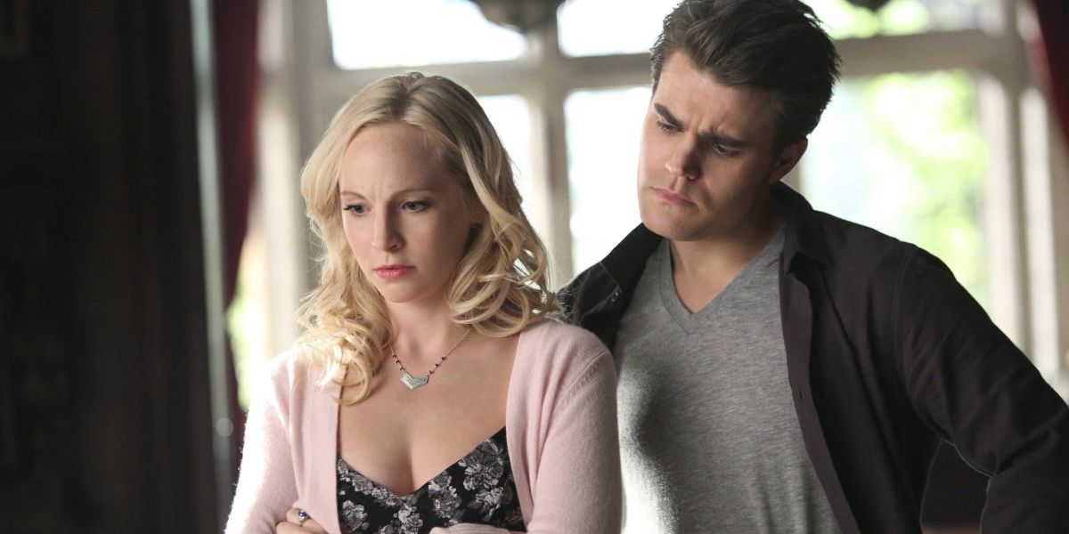Stefan looks over Caroline's shoulder in The Vampire Diaries