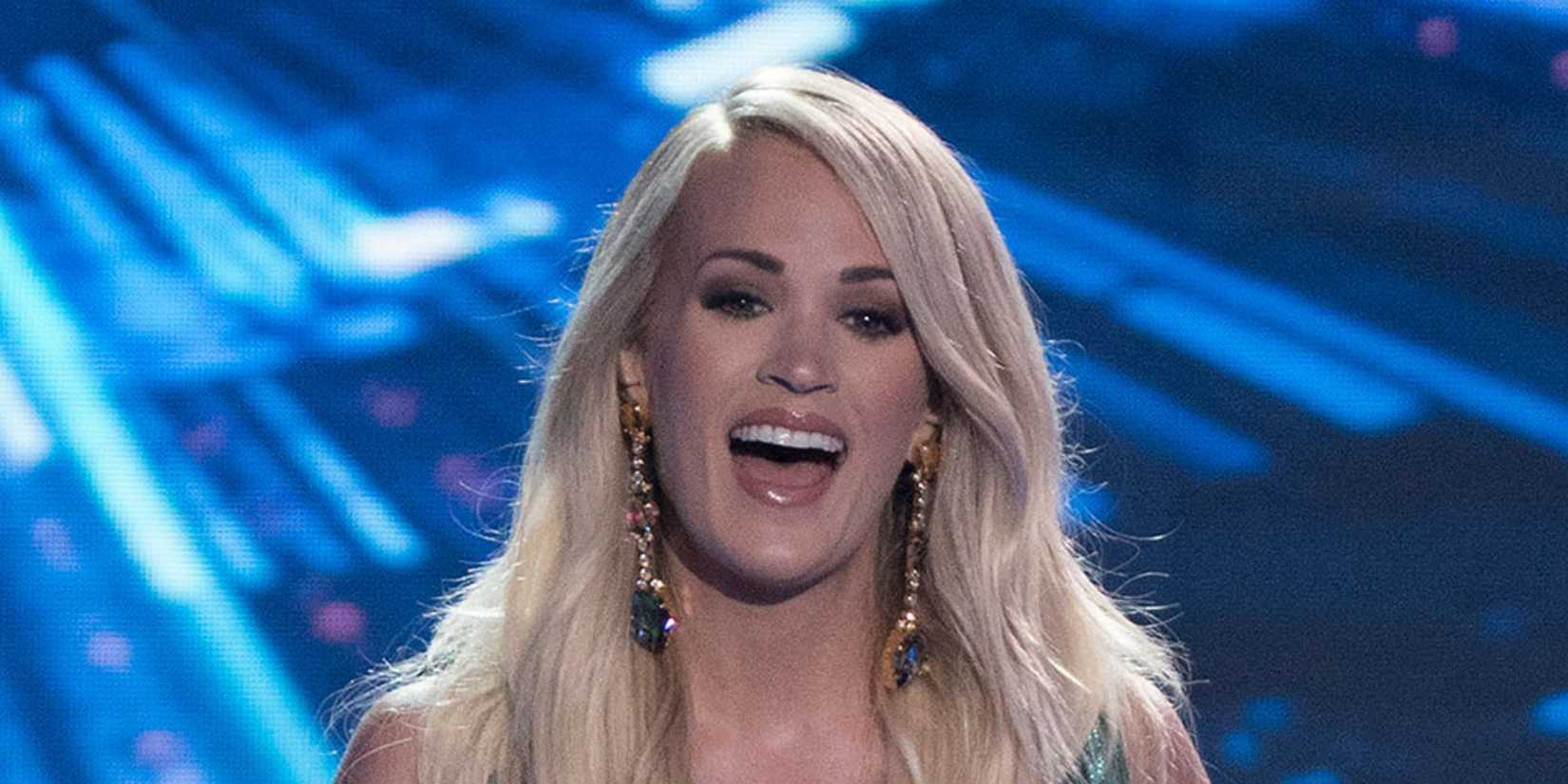 Carrie Underwood smiling on American Idol