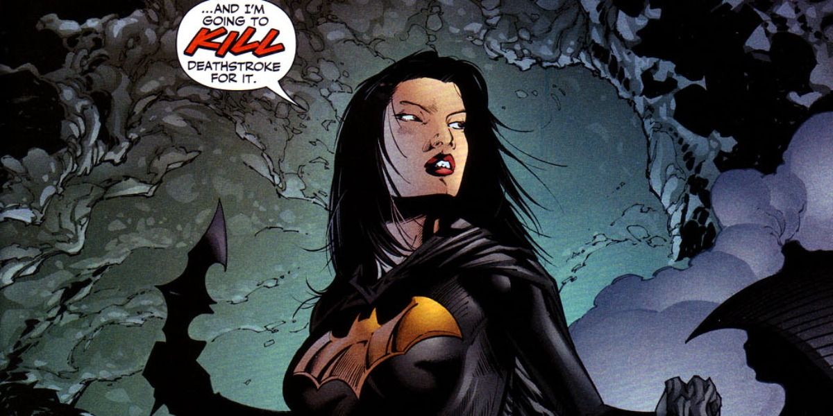 Cassandra Cain jura matar Deathstroke enquanto prepara um batarang na DC Comics.