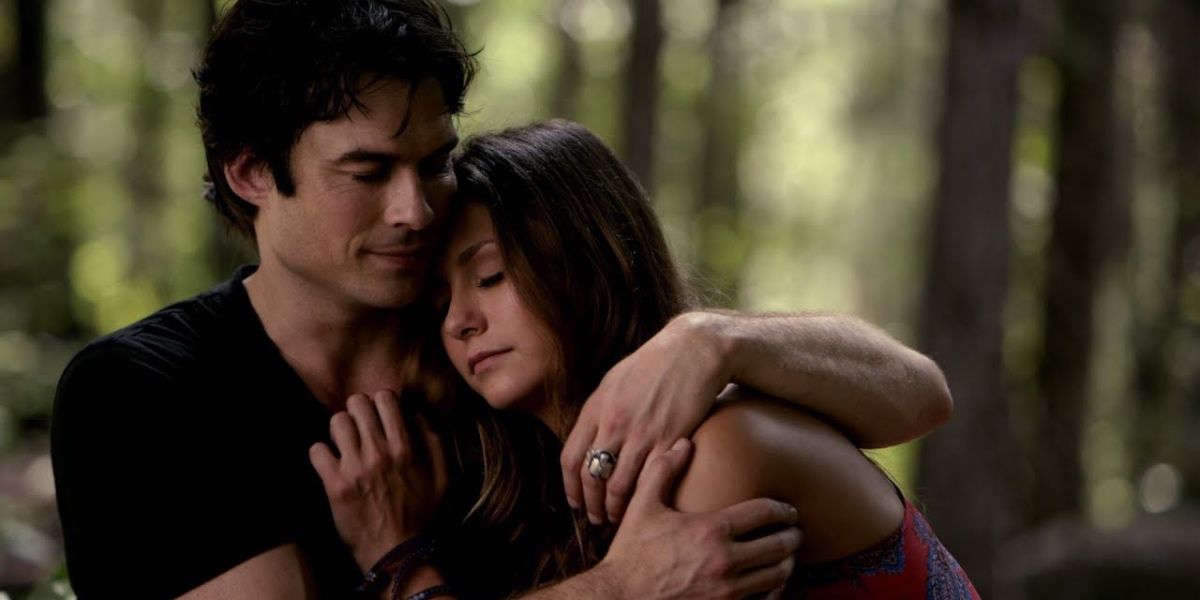 Damon abraçando Elena na floresta em The Vampire Diaries
