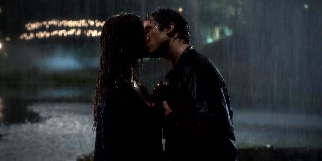 Damon e Elena se beijam na chuva em The Vampire Diaries.