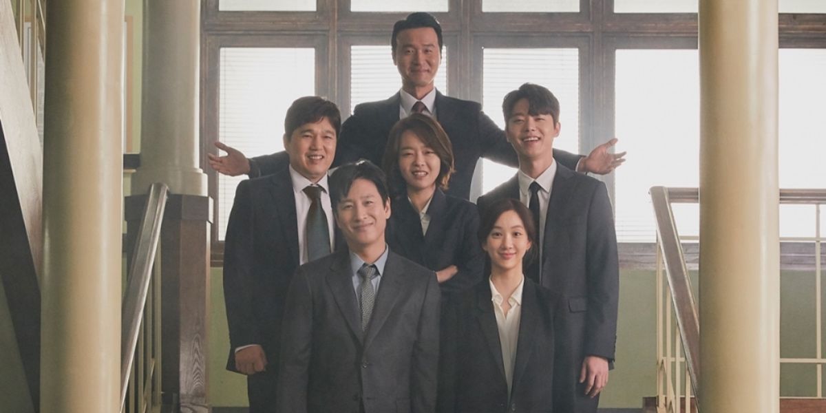 Lee Sun-Woong and other prosecutors taking photo on steps in Diary of a Prosecutor