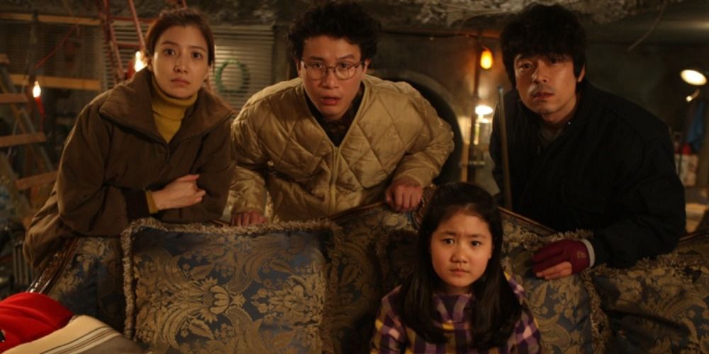 Min-seo, and her family looking at something off-camera in the Happy Birthday segment in Doomsday Book