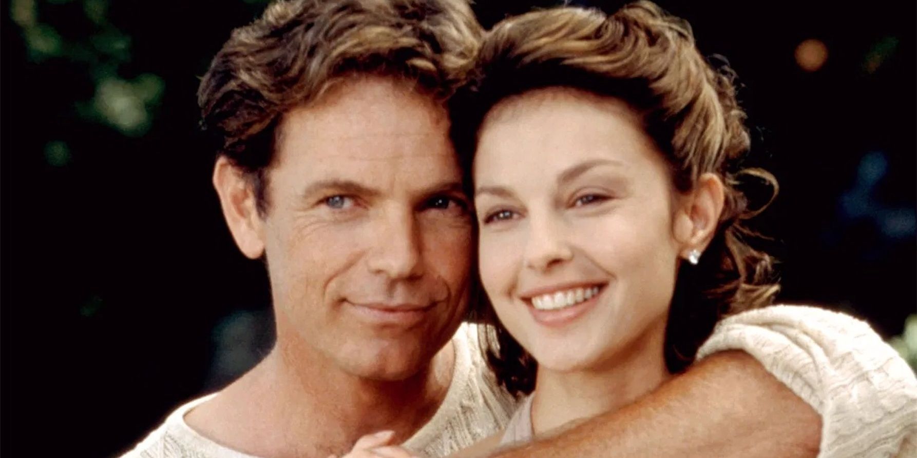 Bruce Greenwood with his arm around Ashley Judd in Double Jeopardy