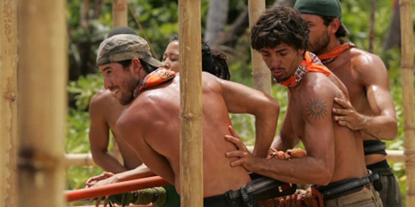 Edgardo and his tribe alliance during a challenge