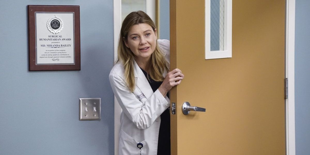Meredith se inclina por uma porta em Grey's Anatomy