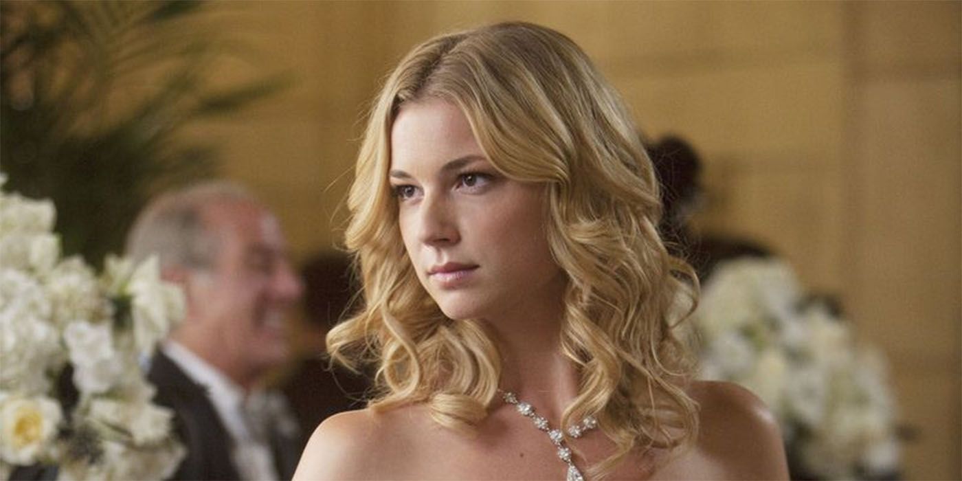 Emily attends a party at the Hamptons in Revenge
