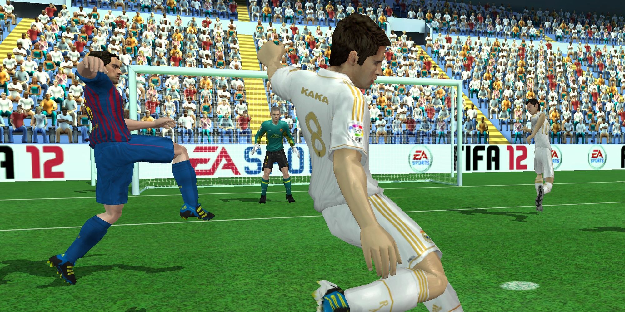Un jugador intenta marcar contra un defensa en FIFA 12 
