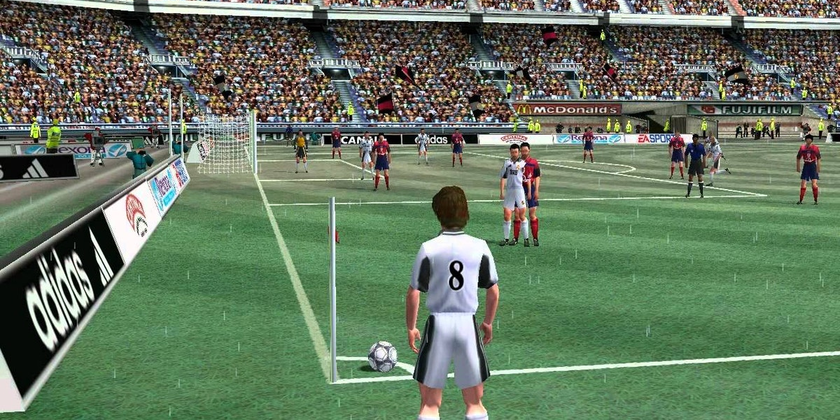 Un jugador prepara un tiro libre en FIFA 2001
