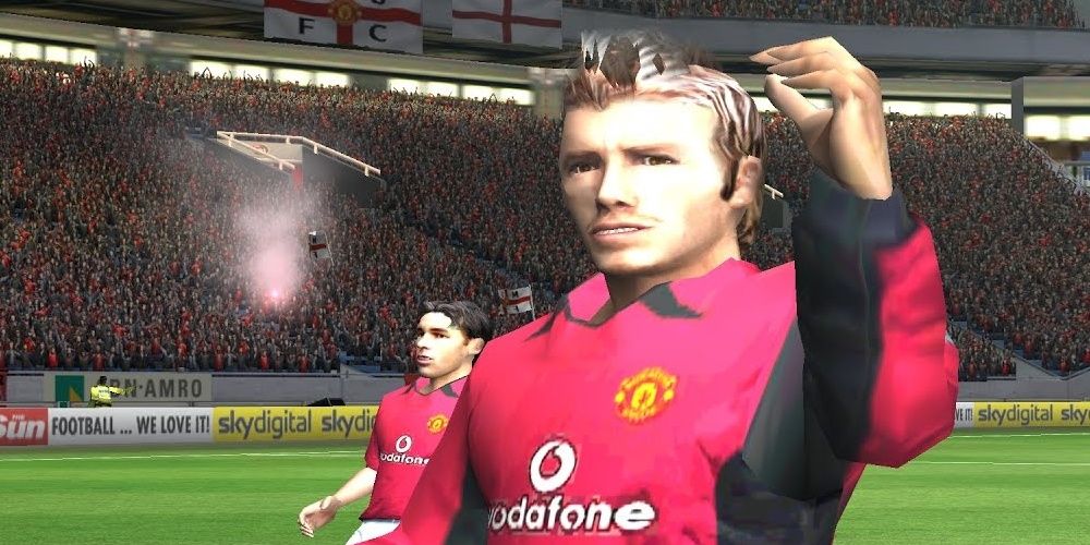 Jugador del Manchester United levantando un brazo en FIFA Football 2003