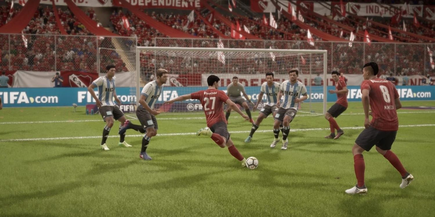Un jugador de Independiente intenta un gol en FIFA 18