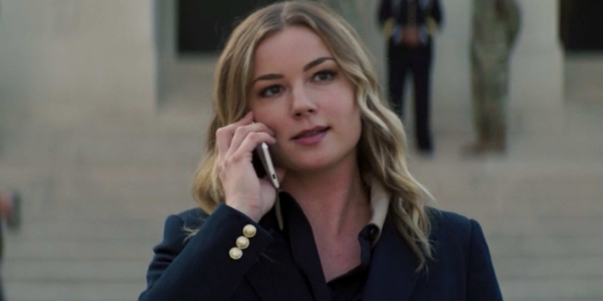 Sharon Carter ao telefone em Falcão e o Soldado Invernal