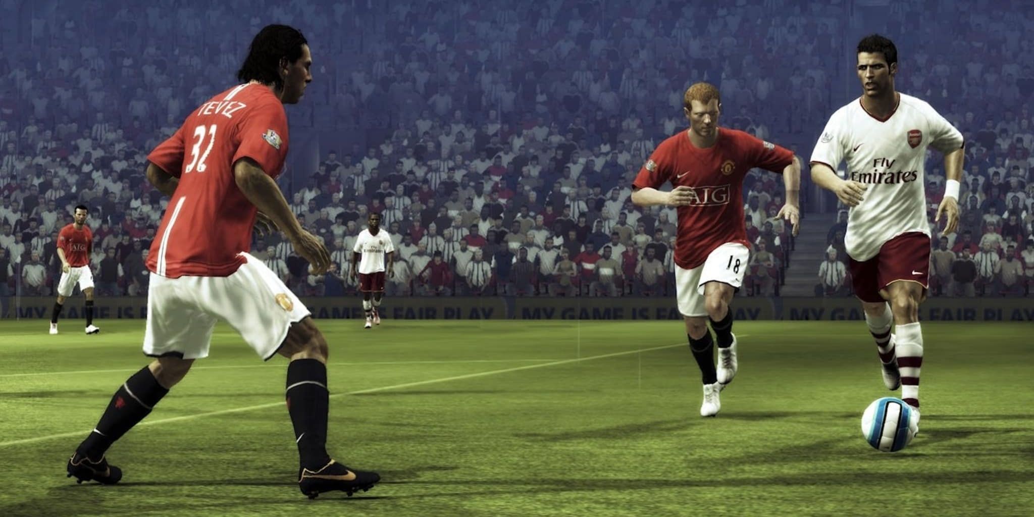 Los jugadores del Manchester United intentan tomar el balón en FIFA 09.