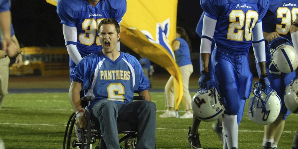 Jason em uma cadeira de rodas no campo de futebol em Friday Night Lights