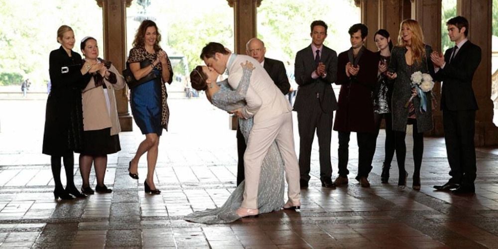 Chuck and Blair get married and kiss in front of their friends and family