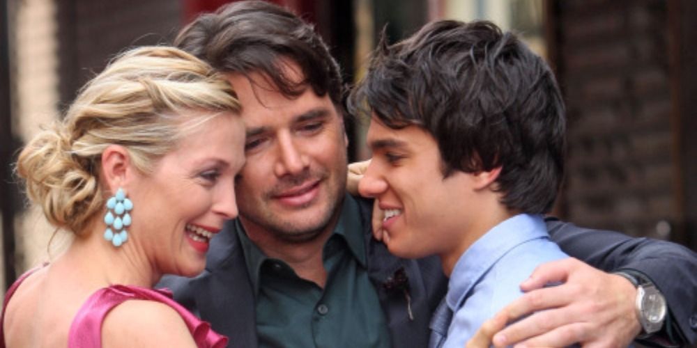 Lily and Rufus hugging their son Scott on Gossip Girl