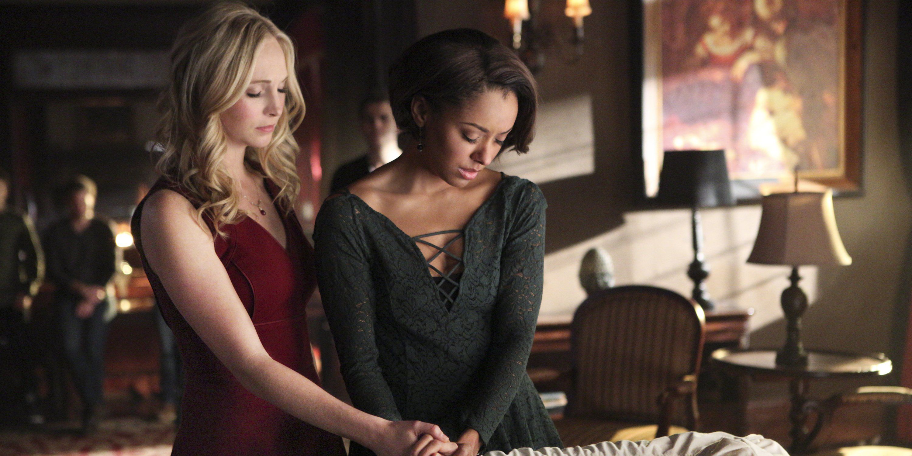 Caroline e Bonnie se despedem de Elena em The Vampire Diaries