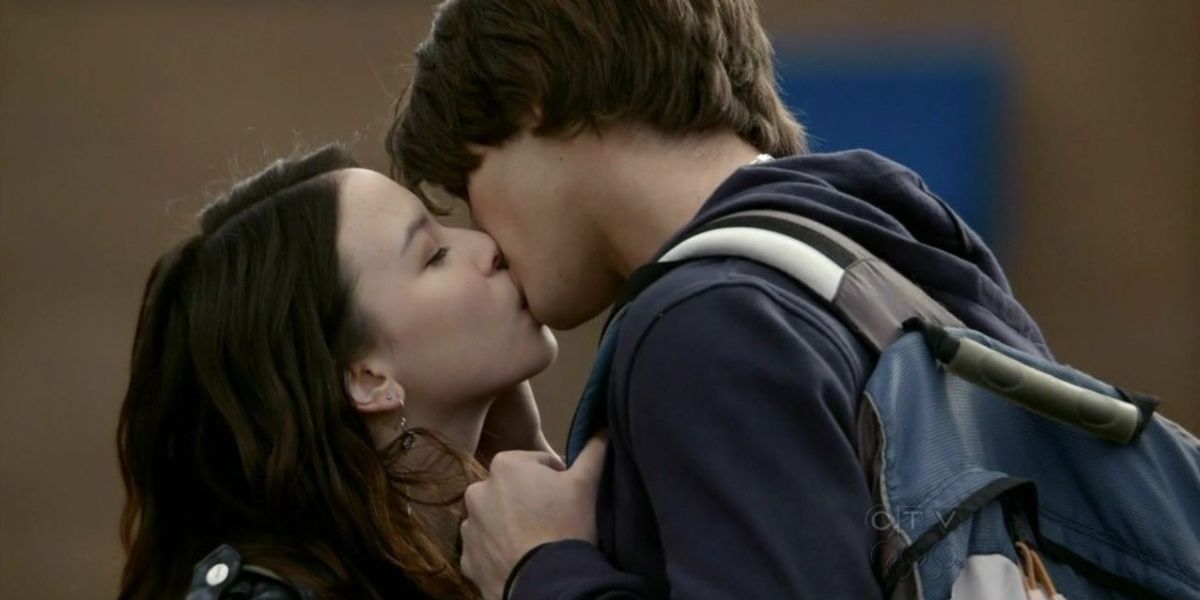 Jeremy and Anna kissing in front of school in The Vampire Diaries