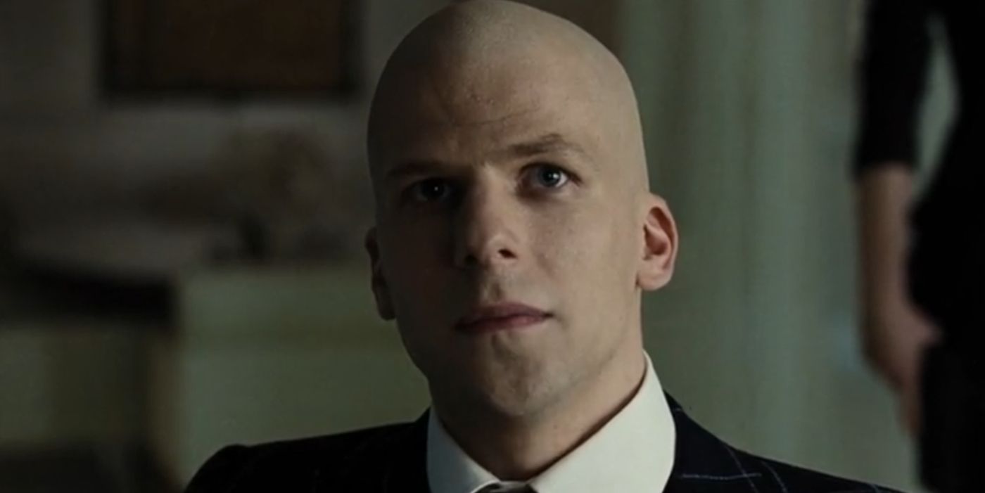Uma imagem de Lex Luthor parecendo sério em Liga da Justiça