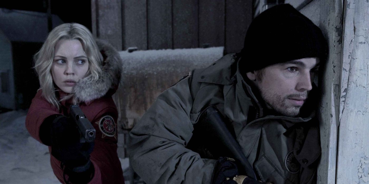 Josh Hartnett and Melissa George come around a corner in 30 Days of Night