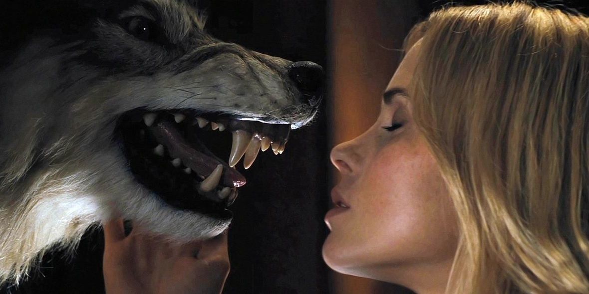 Jules beijando a cabeça do lobo em The Cabin in the Woods